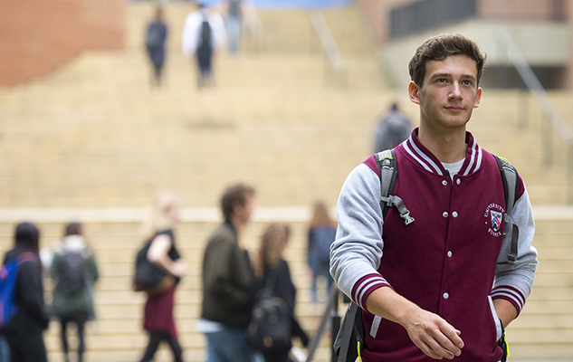 СƵ student walking on campus