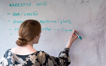 An academic writing on a whiteboard at the СƵ