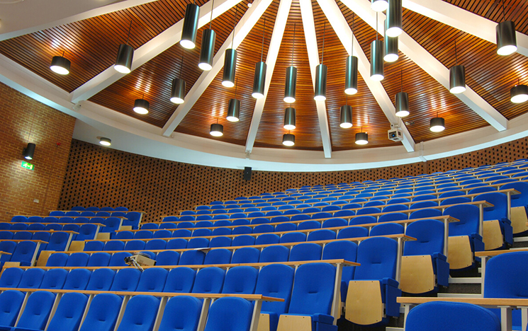 A lecture theatre in campus building Chichester 1 at the СƵ